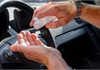 Nước rửa tay khô để trong ô tô dưới trời nắng có thể gây cháy xe