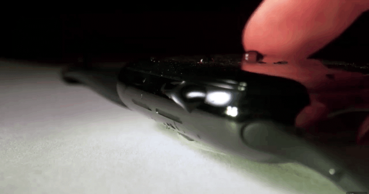 Video quay chậm Apple Watch tự đẩy nước từ bên trong để bảo vệ các vi mạch