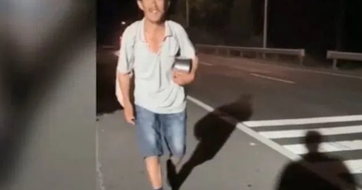 Người đàn ông phải đi bộ 960km về thăm gia đình vì… không có smartphone