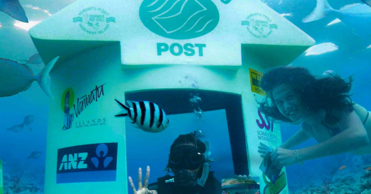 Mặc bikini đi gửi thư ở bưu điện... dưới đáy biển