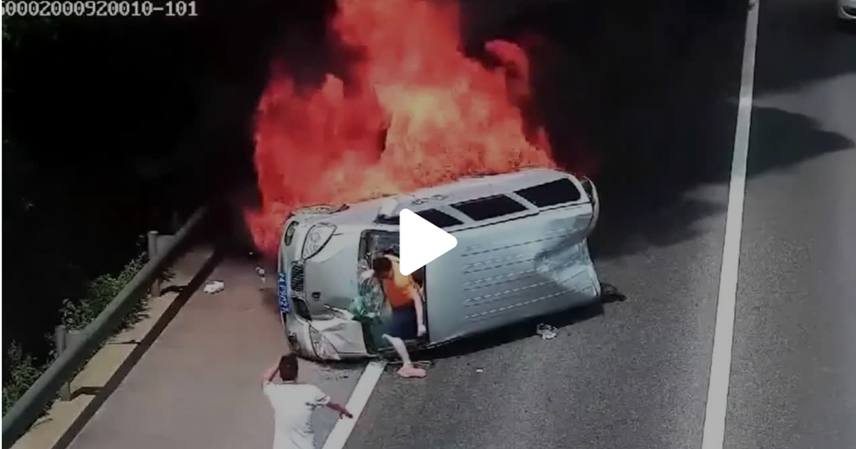 Tài xế đá vỡ cửa kính cứu người kẹt trong ô tô đang cháy
