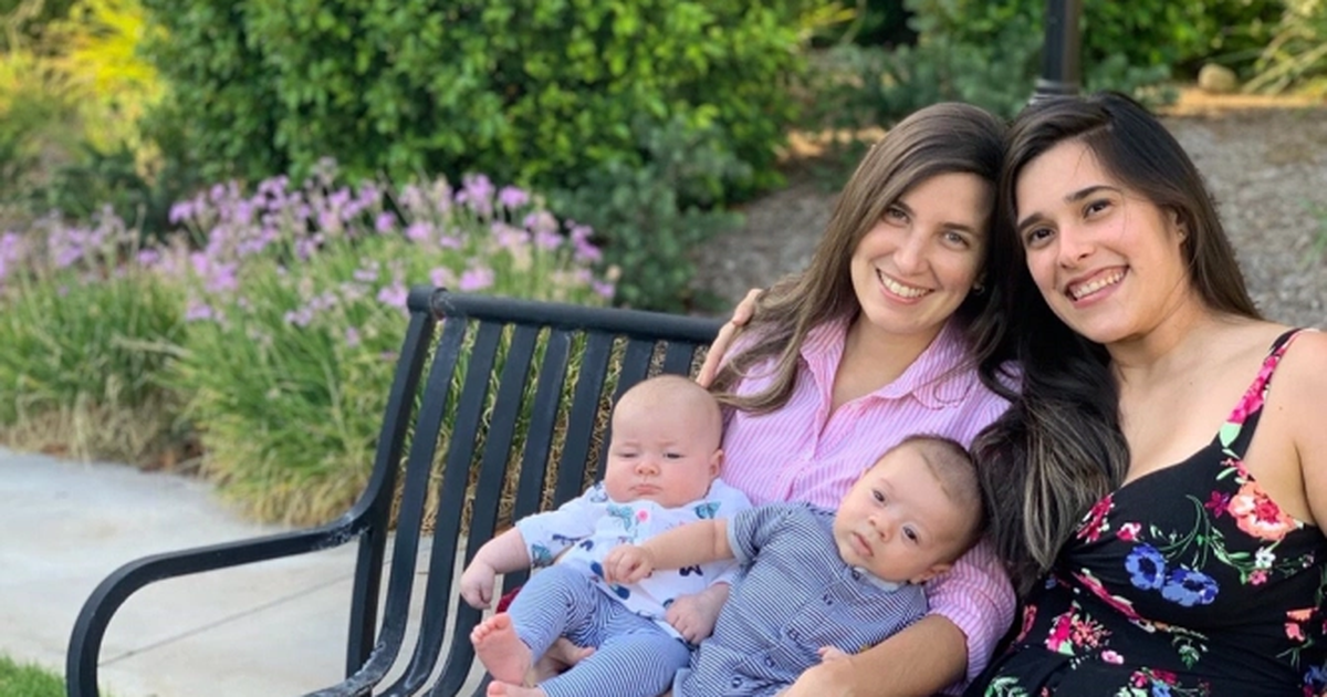 Cặp đồng tính nữ cùng mang thai, sinh con cách nhau 3 ngày