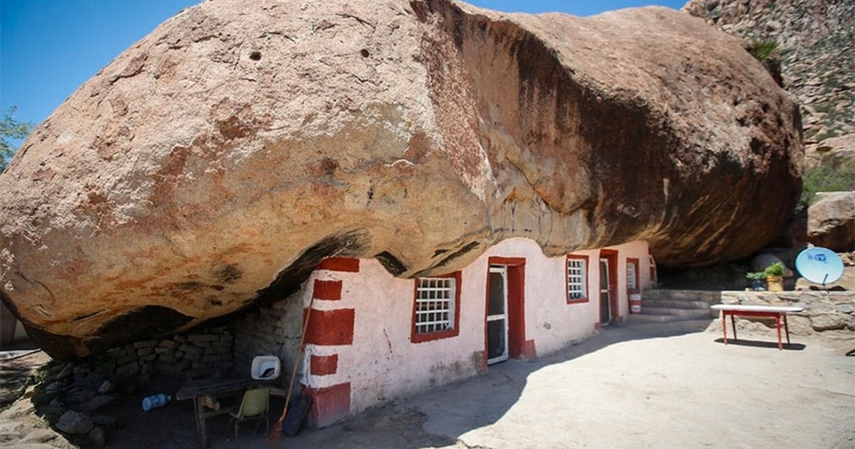 Ngôi nhà kỳ lạ nằm dưới tảng đá nặng 850 tấn giữa sa mạc rộng lớn