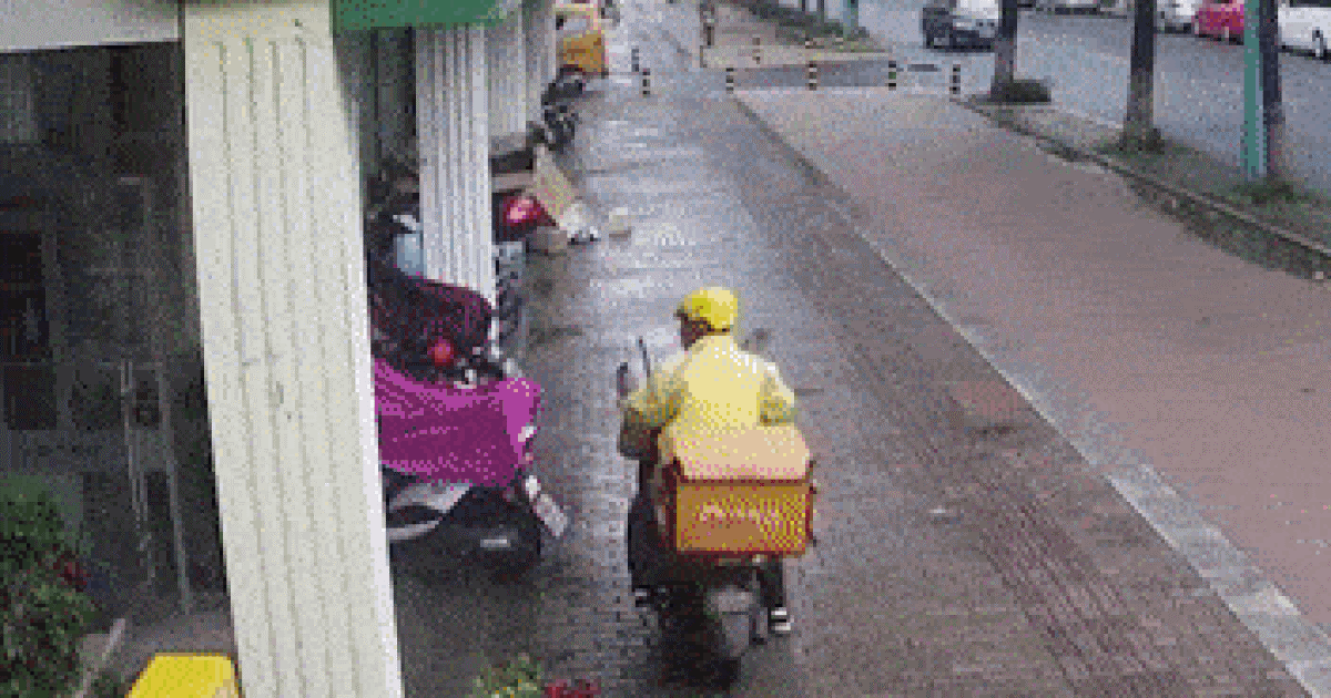 Lỡ chân ga, nữ tài xế húc trúng shipper và hé lộ nguyên nhân