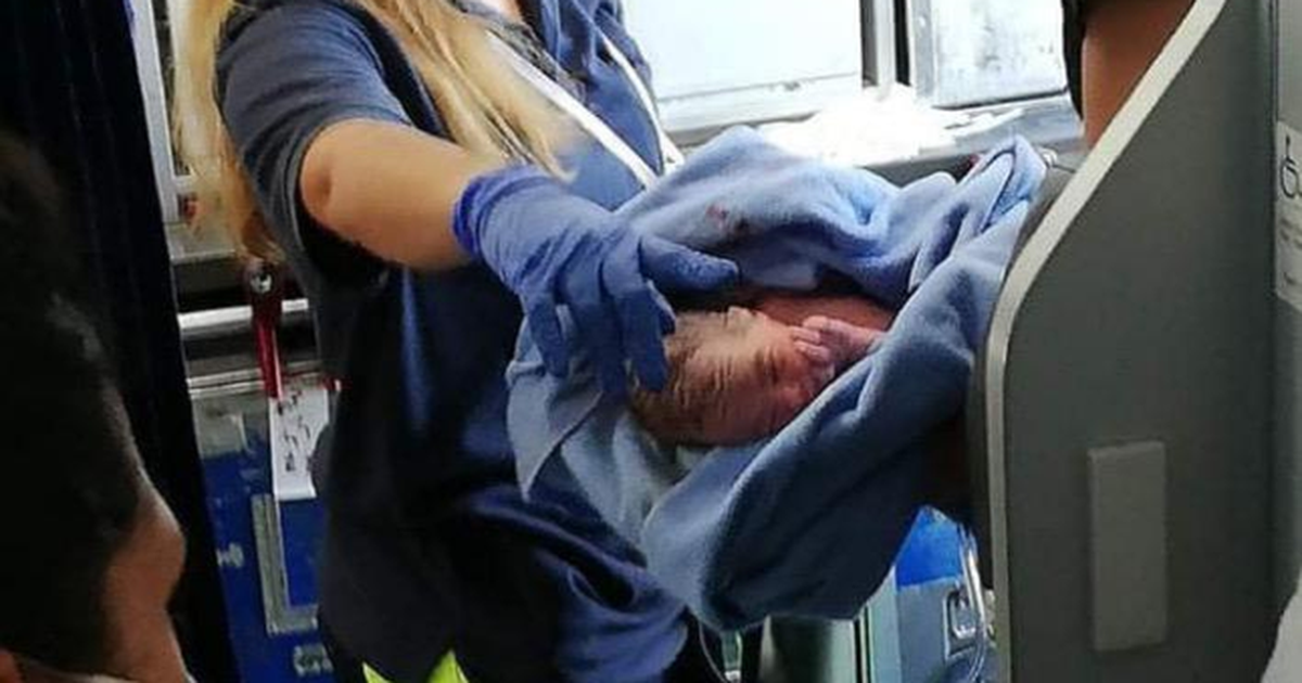 Em bé được bay miễn phí vì sinh ra trên trời