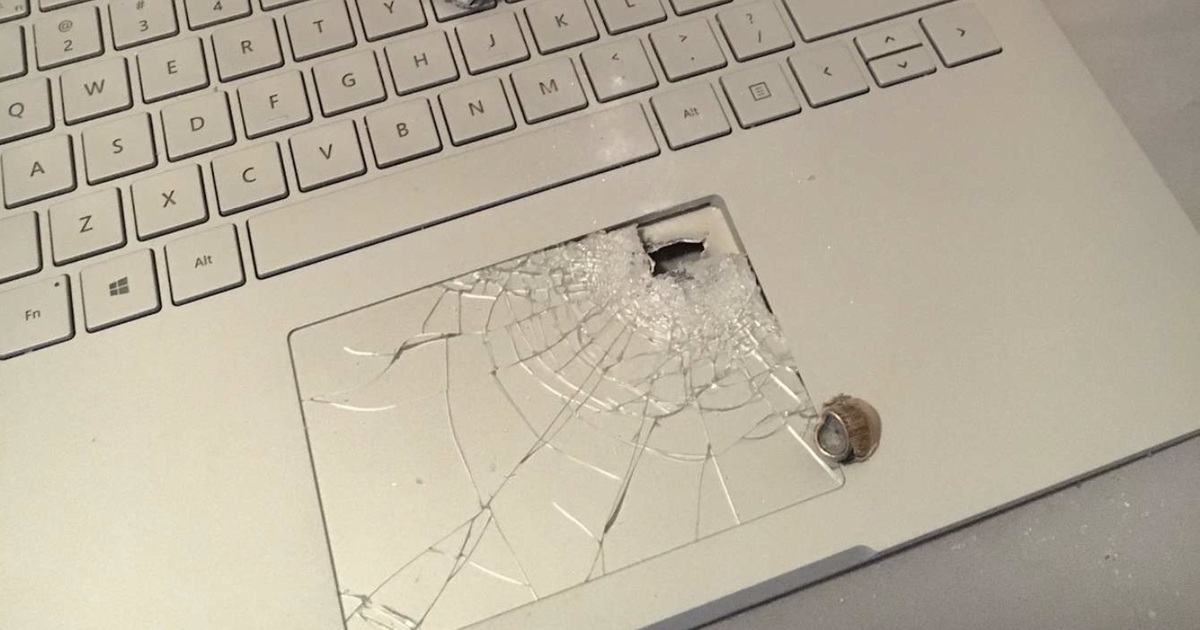 Máy tính Surface đỡ đạn, cứu sống chủ nhân