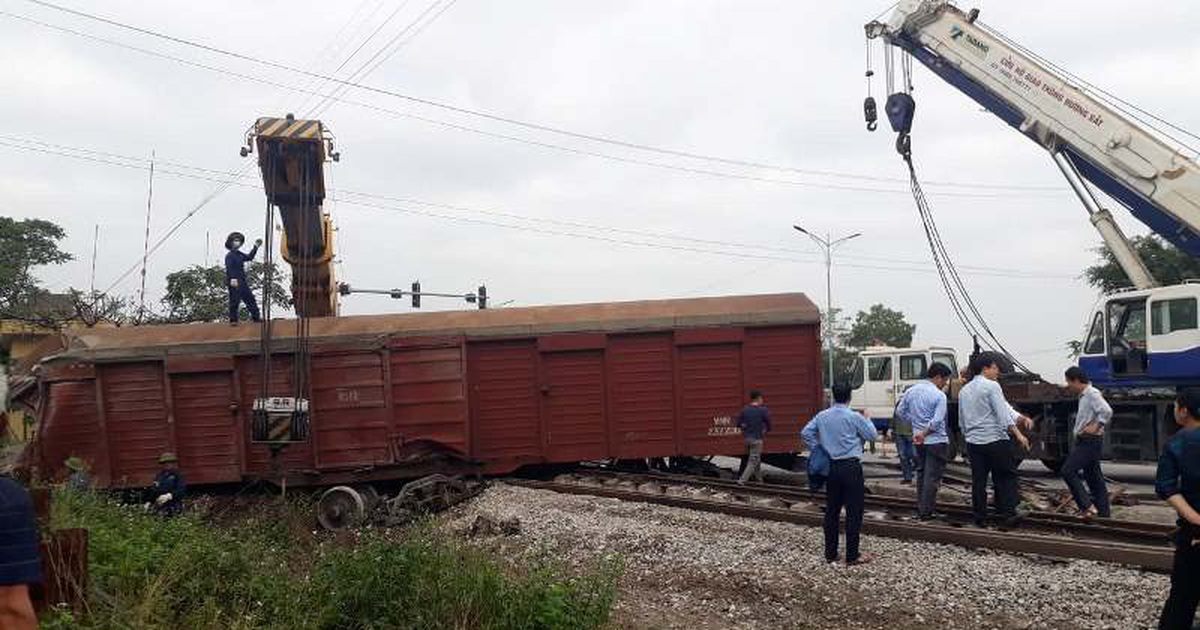 Tàu hỏa trật bánh khỏi đường ray, 2 toa tàu bị văng ra ngoài