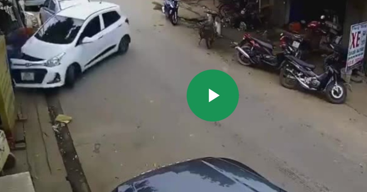 Nhầm số tiến lùi, nữ tài xế xử lý pha