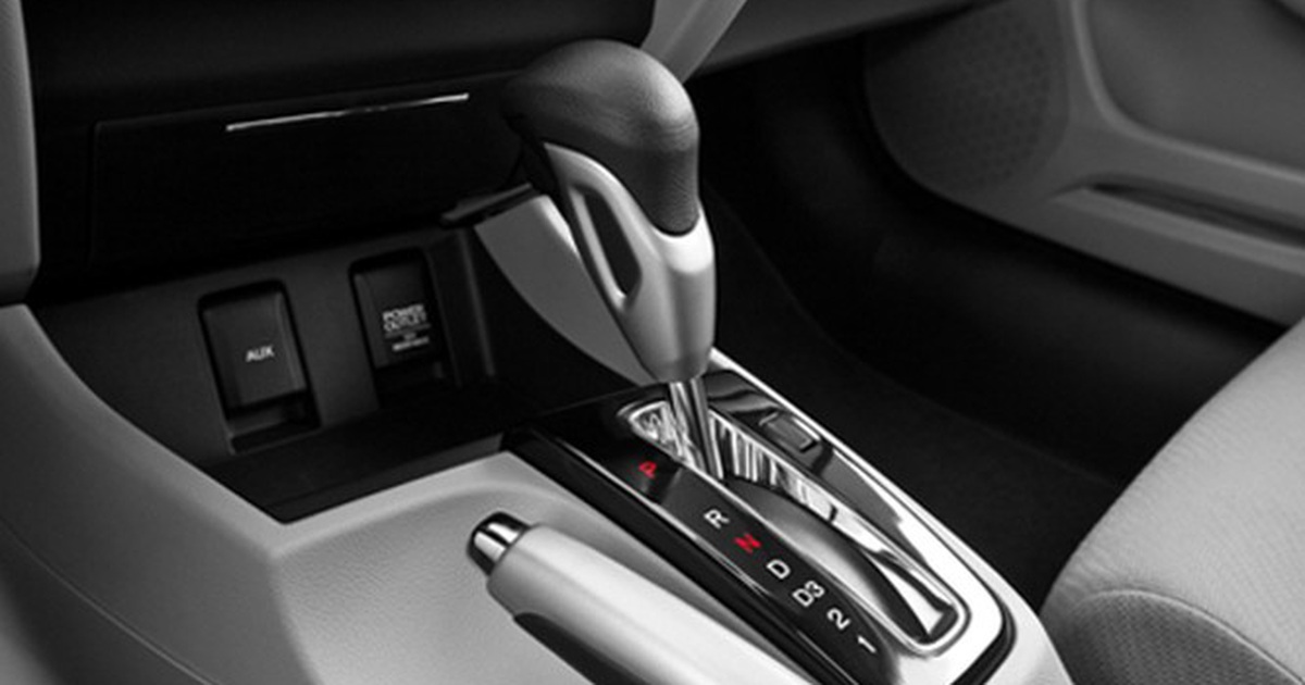 Đỗ xe số tự động đúng cách: Về P rồi kéo phanh tay hay ngược lại?