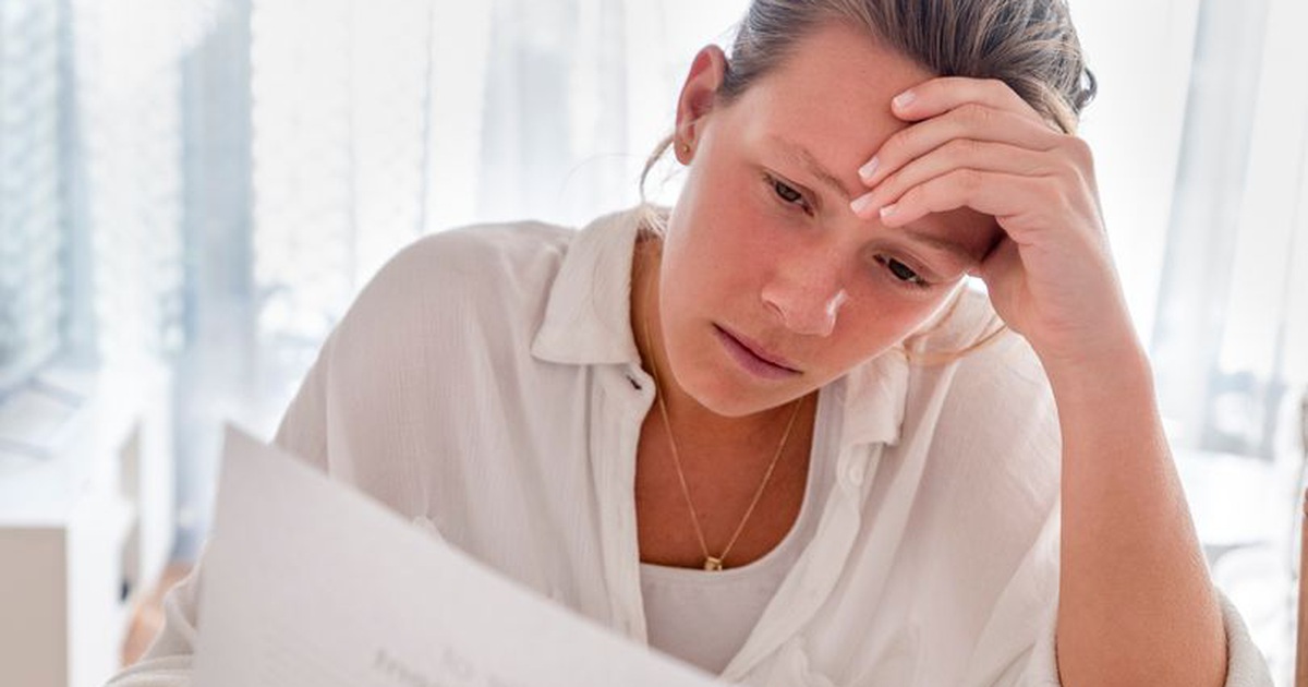 Mẩu giấy đau lòng mẹ nhìn thấy trong ngăn bàn con trai