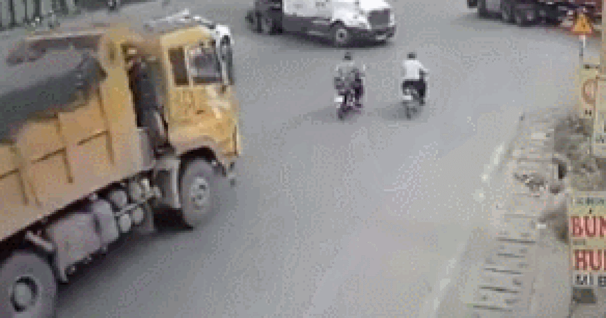 Hú hồn với pha bẻ lái vào phút chót cứu nguy cho xe ben