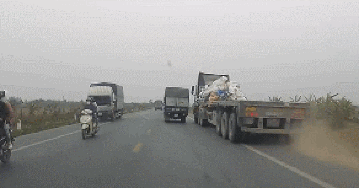 Rùng mình tình huống container vượt xe kiểu 