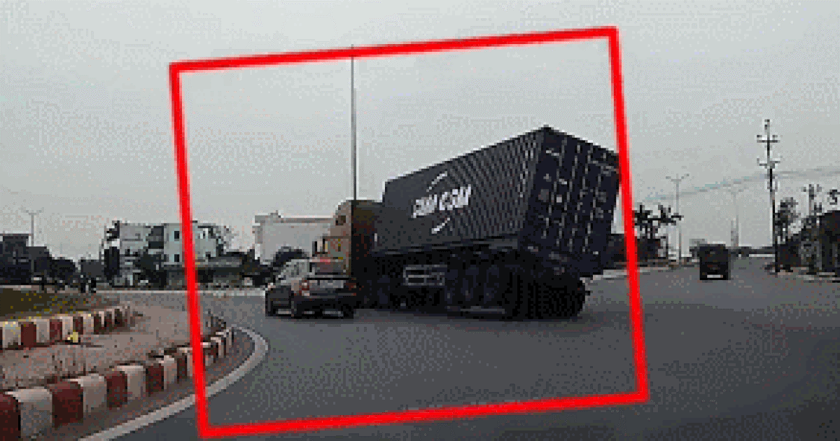 Xe container lật nghiêng vì