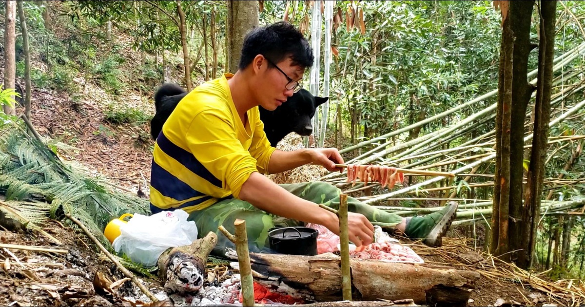 Chàng trai bỏ phố lên rừng: Nướng cá trên đá, luộc trứng trong ống nứa