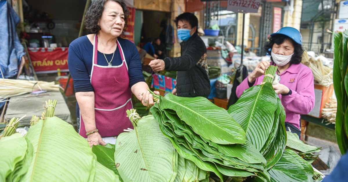 Phiên chợ họp ngày cuối năm, chỉ bán lá dong rừng, lạt tre ở Hà Nội