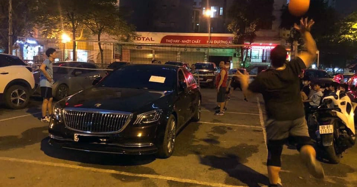 Mercedes-Maybach đỗ trong sân chơi và cái kết khiến người xem 