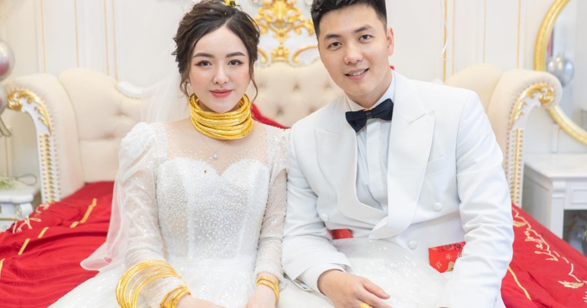 Cô dâu 9X xinh đẹp đeo vàng trĩu cổ, kín tay trong ngày cưới gây sốt mạng Cô dâu 9X xinh đẹp đeo vàng trĩu cổ, kín tay trong ngày cưới gây sốt mạng