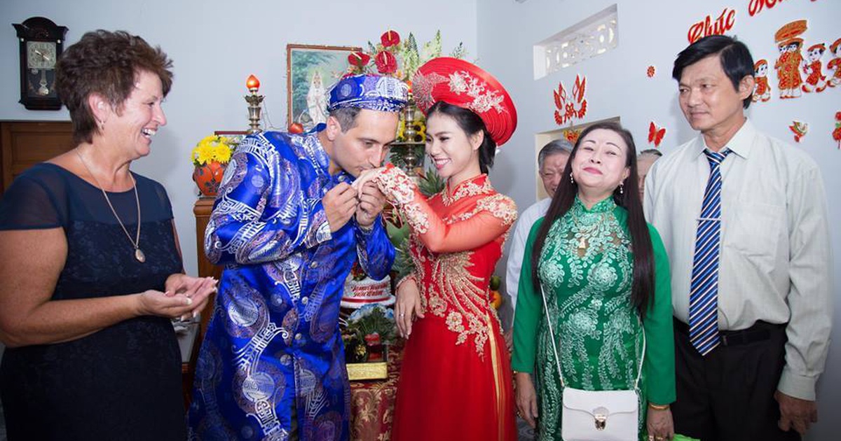 Kỹ sư người Anh 'say nắng' cô gái Việt, vượt đại dương để cầu hôn