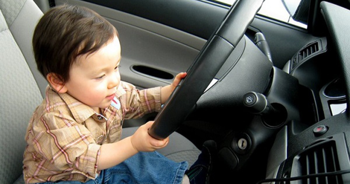 Có trẻ ngồi trên ô tô, phụ huynh cần lưu ý gì để đảm bảo an toàn?