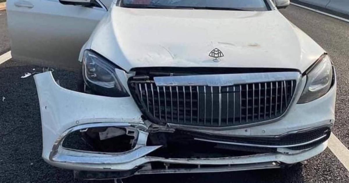 Chiếc Mercedes bung túi khí và chi tiết nhỏ trên xe gây nhiều tranh cãi