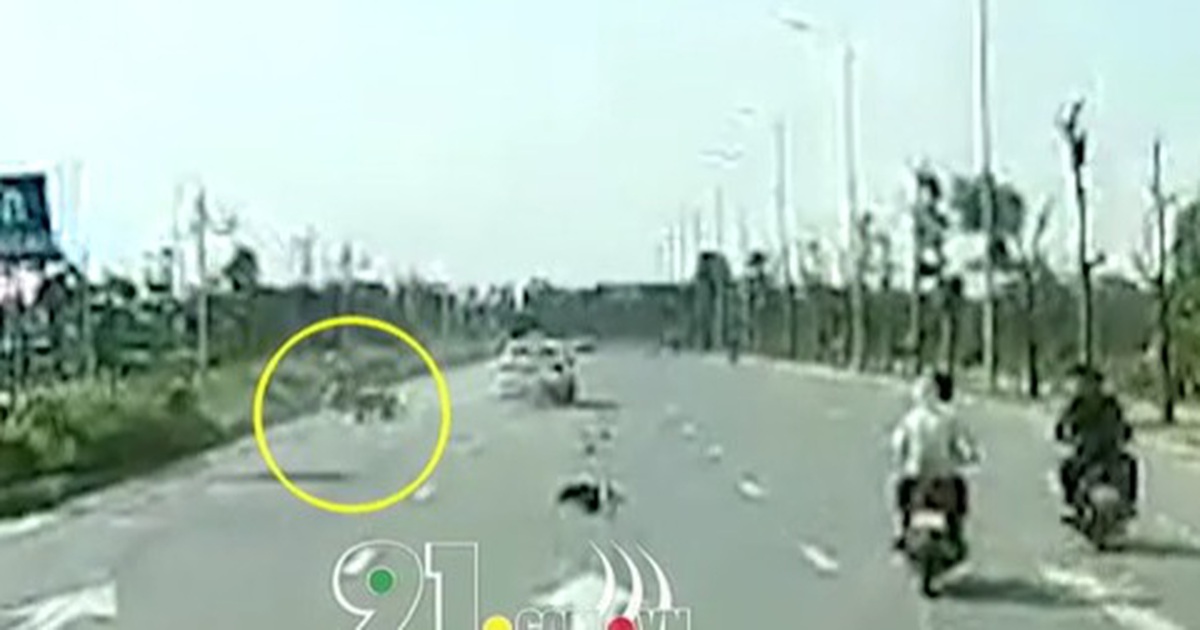 Đầu trần phóng xe máy tốc độ cao, hai cô gái nhận cái kết