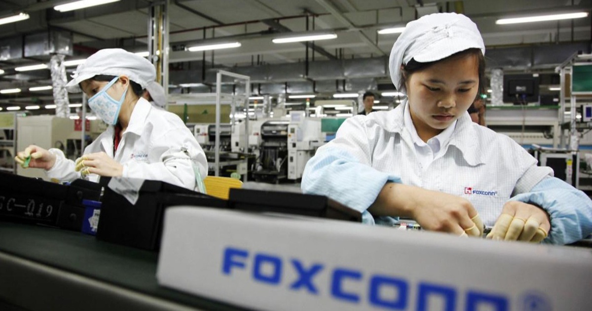 Foxconn tăng lương thưởng để 