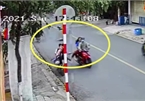 Người đi xe máy đạp ngã hai học sinh đi xe điện gây phẫn nộ
