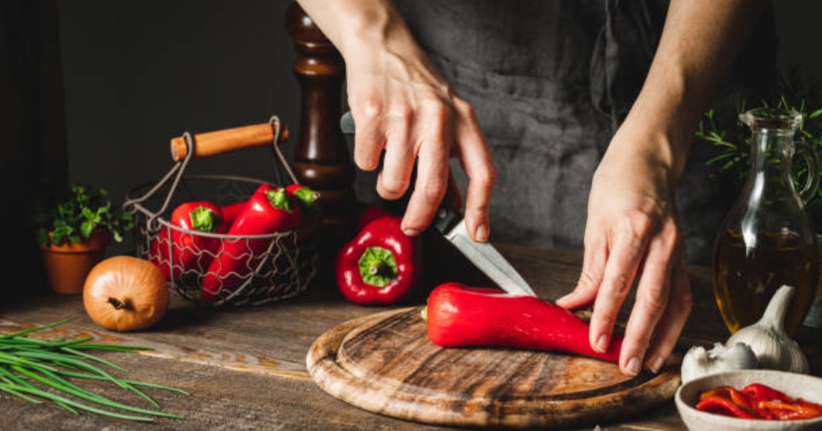 Bốc máy gọi con trai về 'dạy lại vợ' chỉ vì bát nước mắm cay