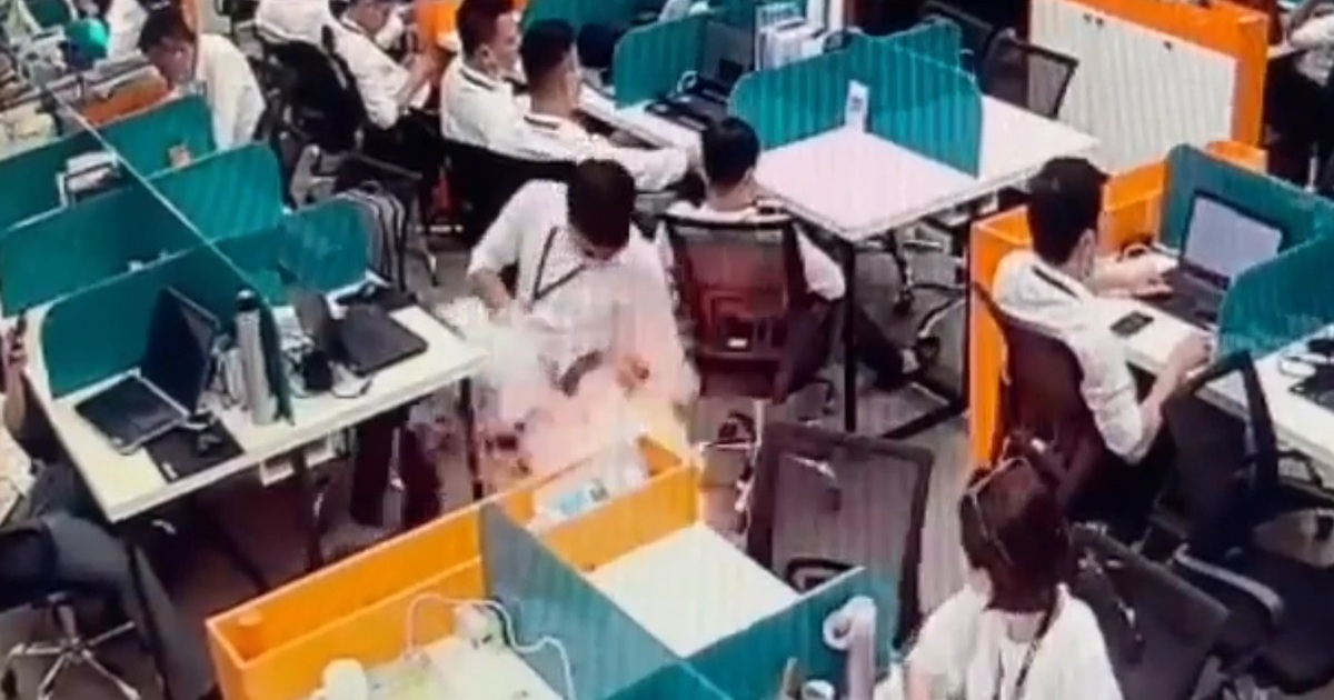 Sốc clip khoảnh khắc smartphone bất ngờ bốc cháy trong túi người dùng