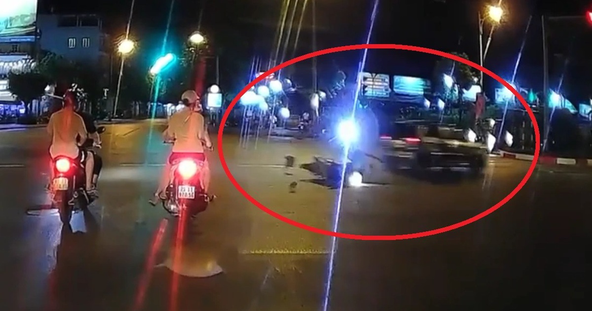 Phóng nhanh vượt đèn đỏ, ô tô tông văng người đi xe máy rồi bỏ chạy
