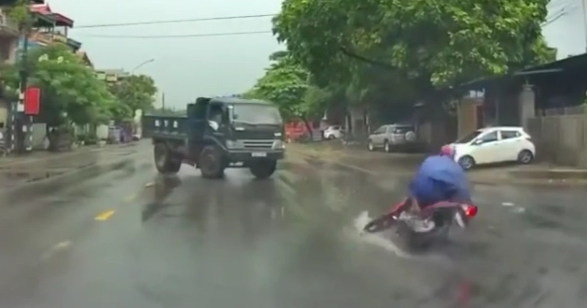 Nghe điện thoại khi lái xe máy, người đàn ông suýt phải trả giá đắt