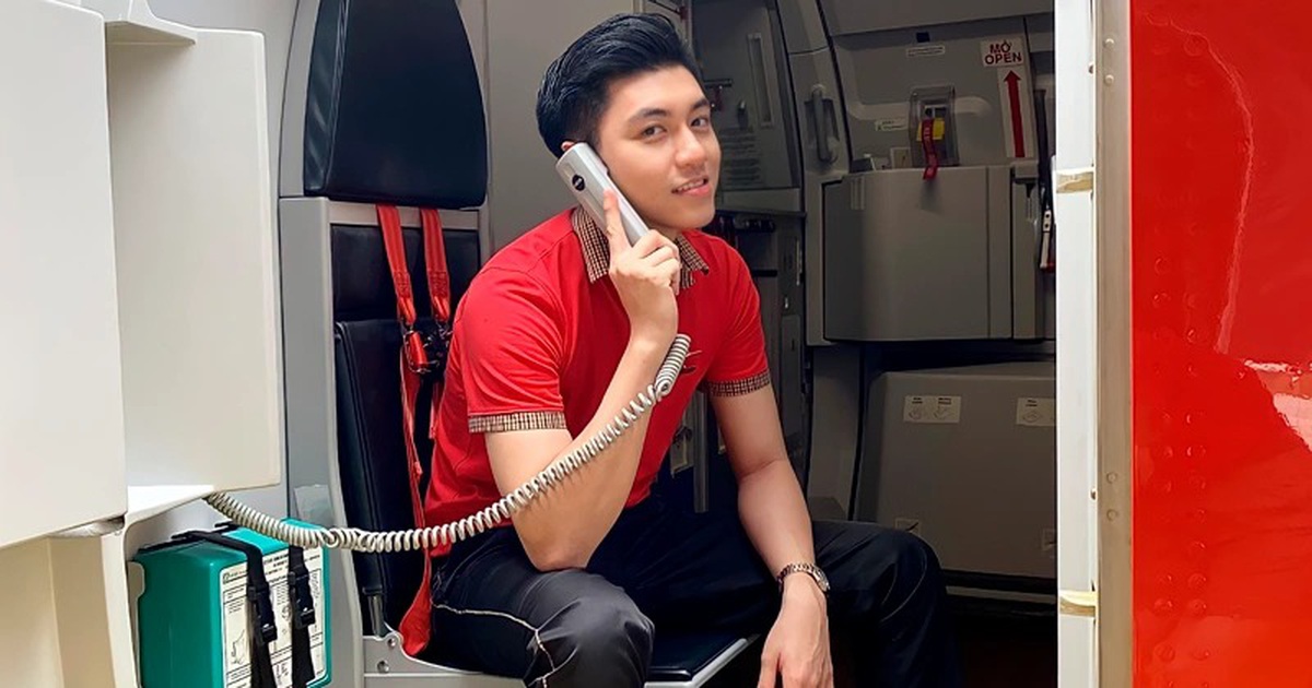 'Hot boy hàng không' mới nổi hút fans nhờ vẻ đẹp tự nhiên giản dị, ấm áp