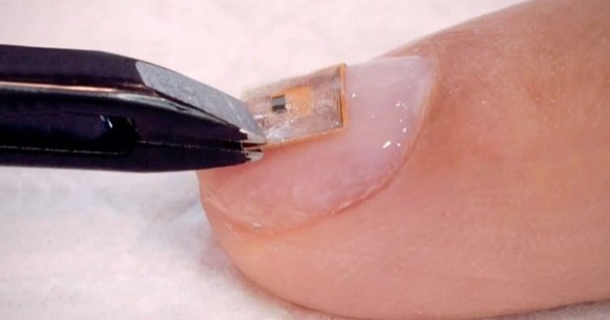 Độc đáo vi chip biến móng tay thành danh thiếp kỹ thuật số