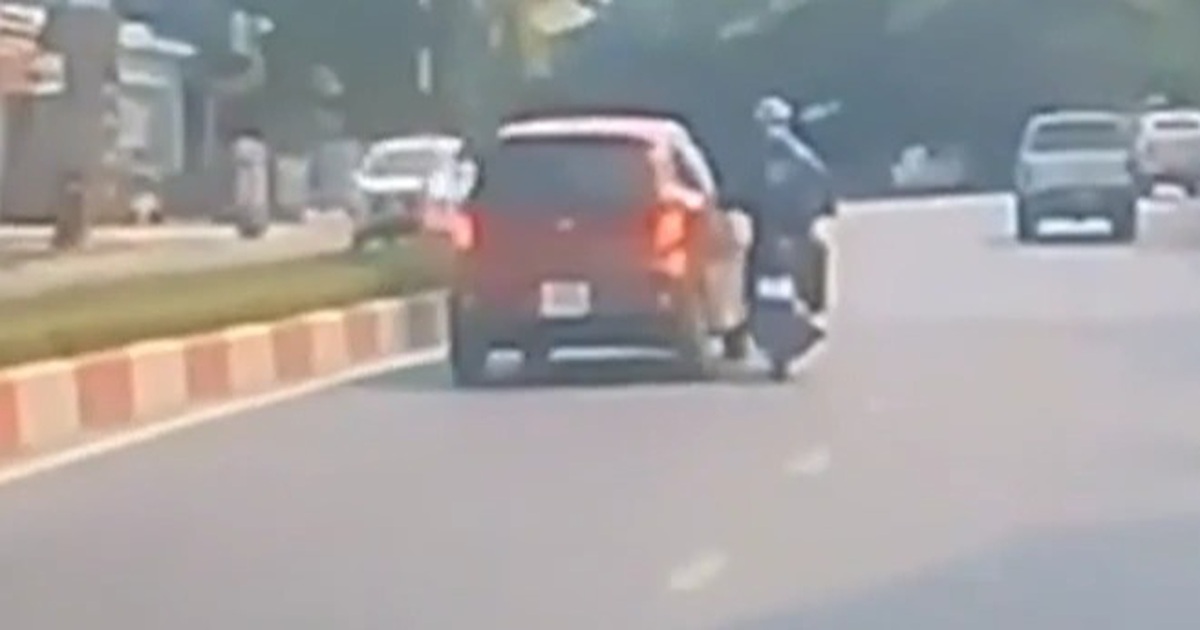 Ô tô cố tình tạt đầu, gây tai nạn cho người đi xe máy để 