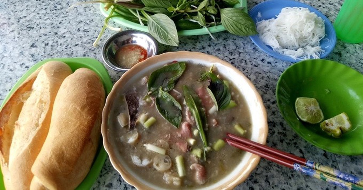 Món cháo 'nội tạng' ăn kèm bún lạ miệng, chỉ bán vài tiếng/ngày