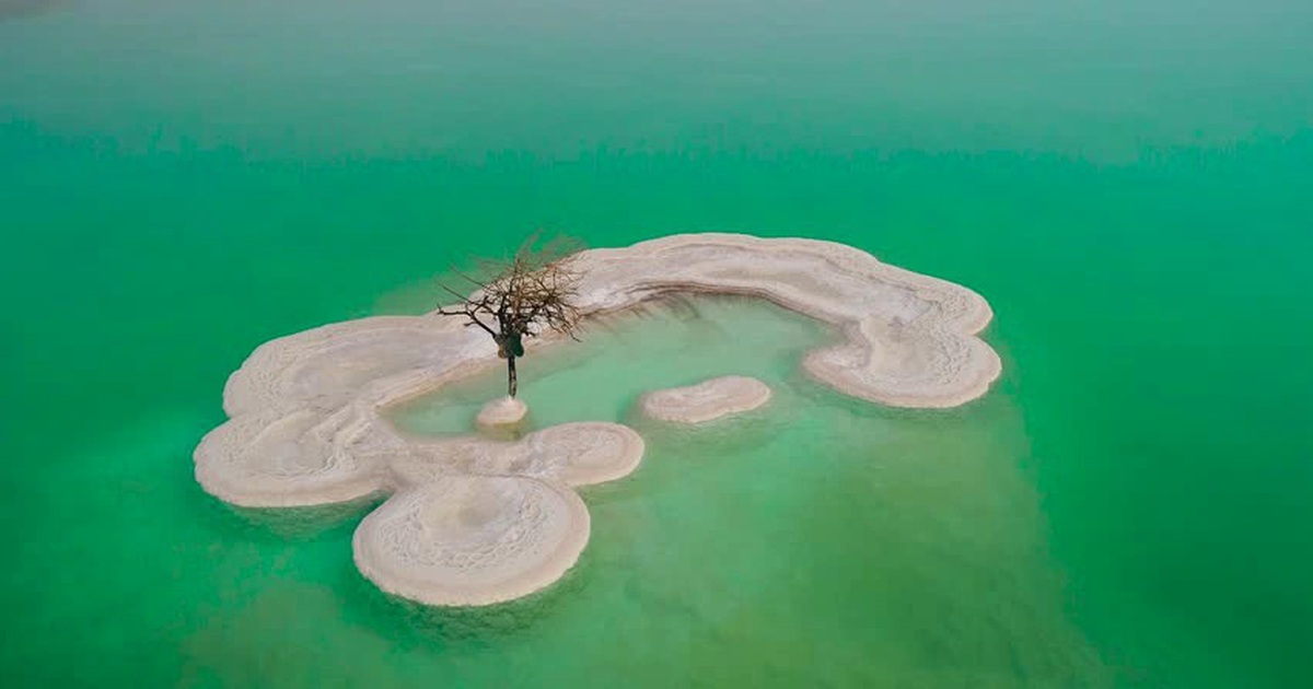 Đảo muối kỳ lạ nổi bồng bềnh ở Biển Chết