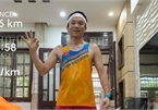 Không cần ra đường, người đàn ông ở Hà Nội vẫn chạy 15km mỗi ngày trong nhà