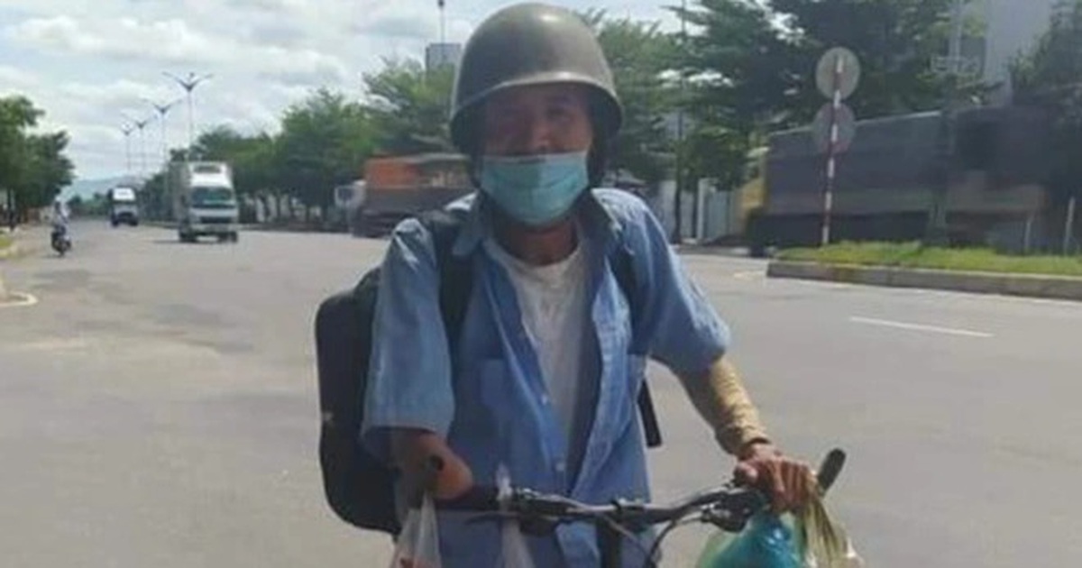 Ông lão một tay đạp xe từ Đồng Nai về Thanh Hóa được CSGT giúp đỡ