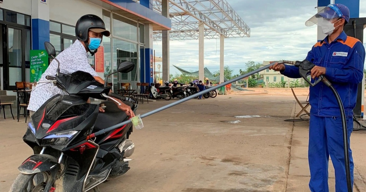 Hài hước 'cây gậy bơm xăng' thời Covid-19