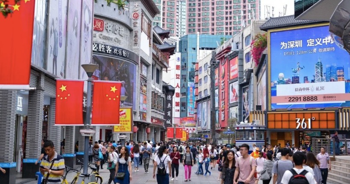 'Hàng xóm' làm khu miễn thuế, thiên đường mua sắm Hồng Kông bị đe dọa