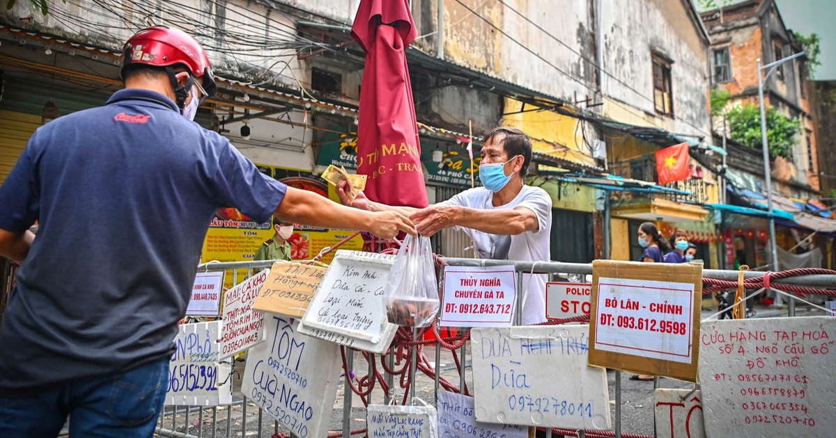 Độc lạ cách bán hàng mùa dịch chưa từng có tại 'khu chợ nhà giàu' Hà Nội