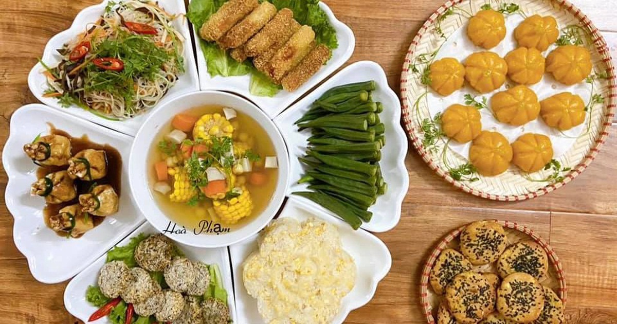 Mẹ đảm Hà Nội ‘đi chợ online’, làm mâm cỗ chay 9 món cúng Rằm tháng 7