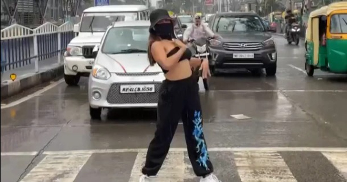 Hotgirl mạng xã hội gặp rắc rối vì nhảy giữa đường để quay video 