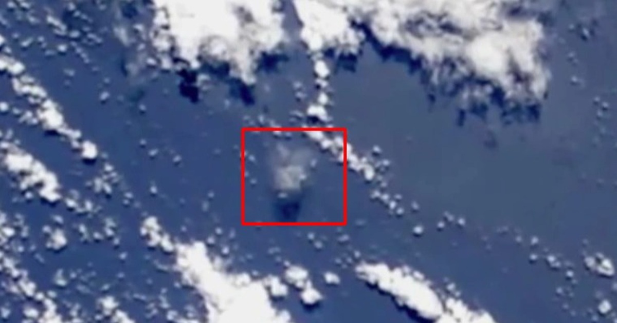 UFO hình khối lơ lửng trên đại dương, chuẩn bị bay vào không gian