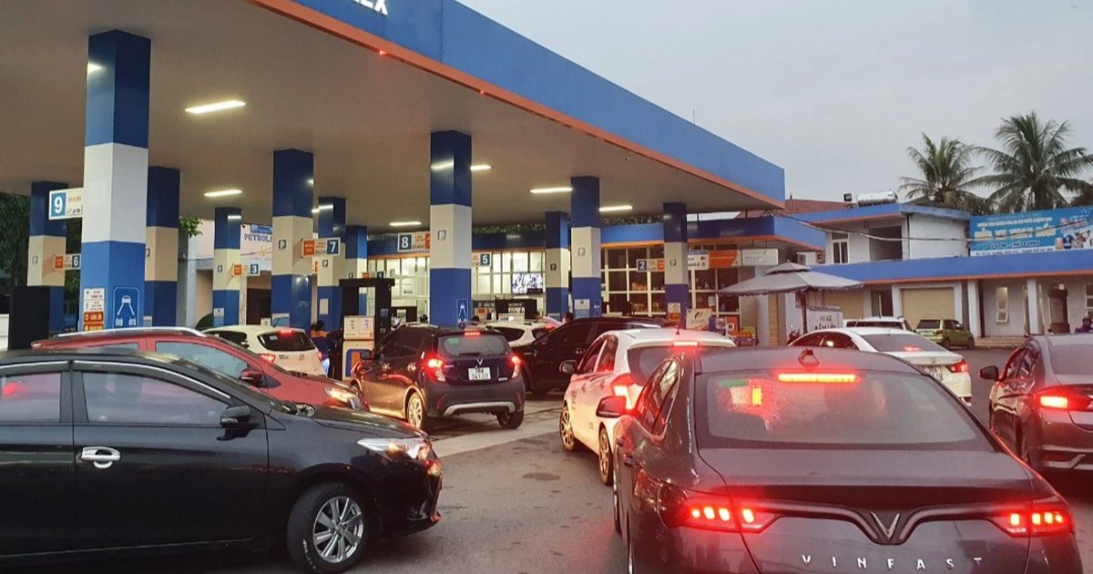 Lo giá tăng cao, nhiều cửa hàng xăng dầu kẹt cứng người mua