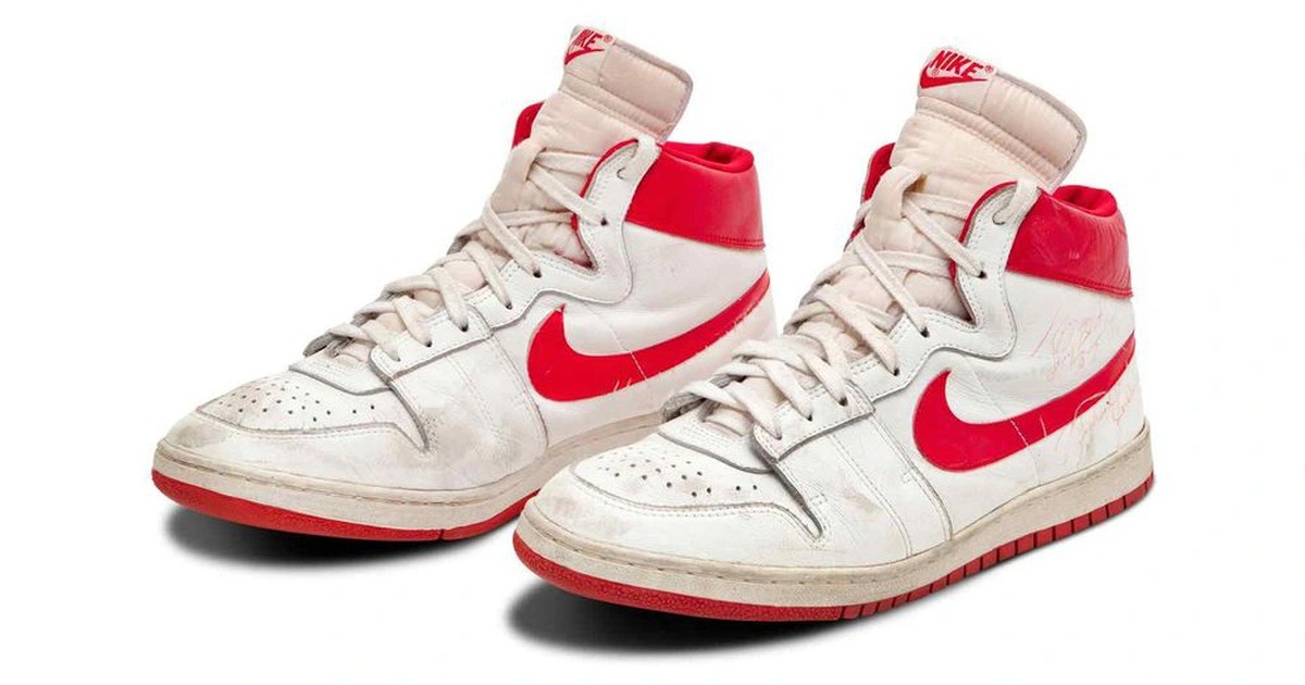 Ai chi 1,47 triệu USD mua đôi giày của huyền thoại bóng rổ Michael Jordan?