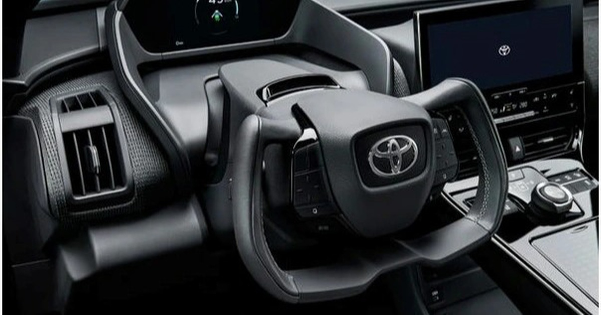Xe điện Toyota bZ4X gây tranh cãi với vô-lăng giống của Tesla