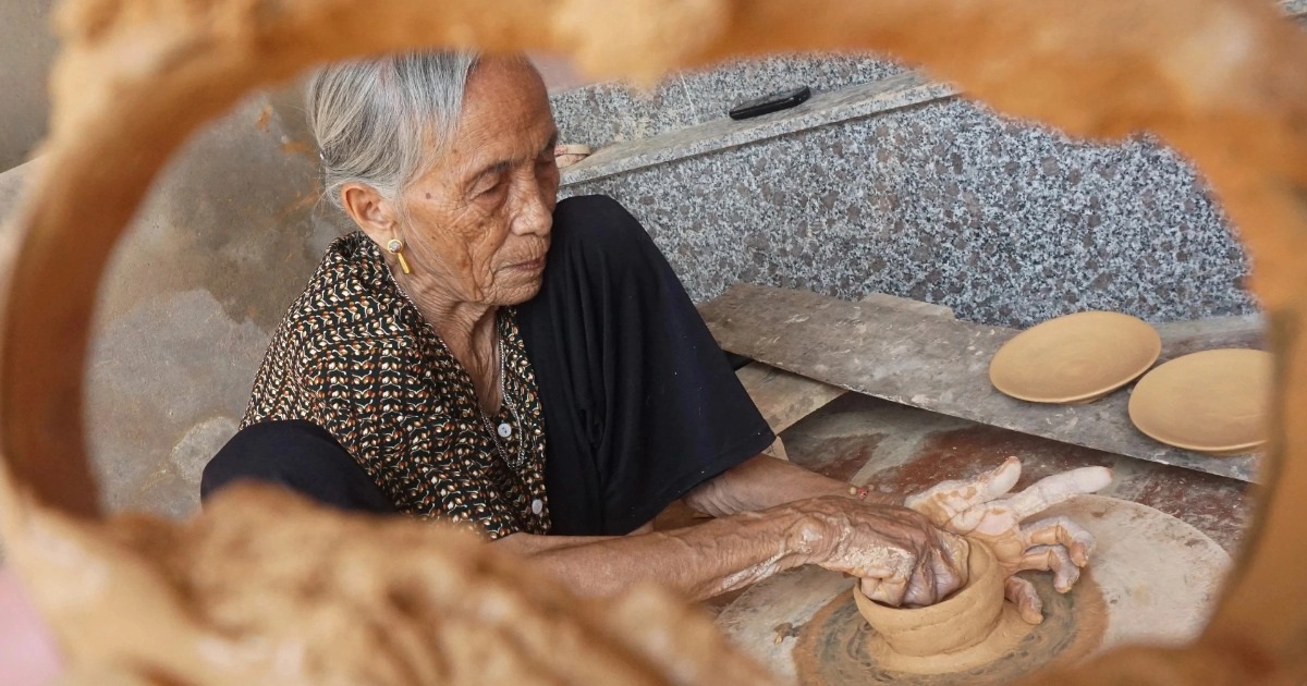 Thợ 'làm vàng' đắt hàng ở làng kiếm tiền từ nghề... nghịch đất