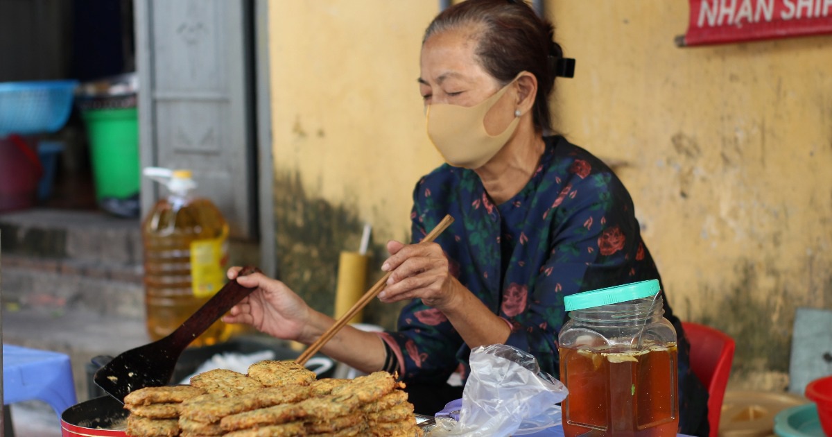 Quán chả rươi hút khách theo công thức 'ba xoa hai đập', chỉ bán theo mùa