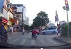 Hai video khiến dân mạng ngán ngẩm về ý thức giao thông của nhiều người